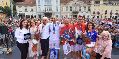 Valent i Martin Sinković, Indira Levak