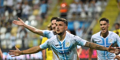 Niko Galešić slavi pogodak