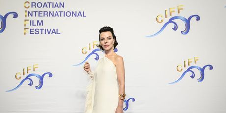 Debi Mazar