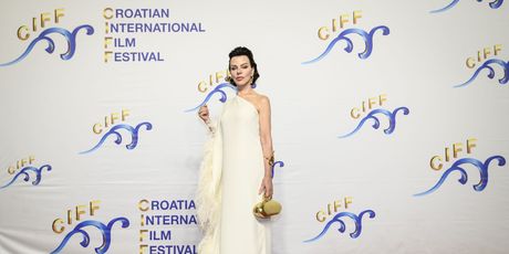 Debi Mazar