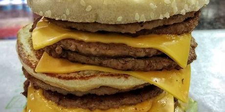 Monster Mac = Big Mac + 6 dodatnih mesa (i 6 sira) koje ćeš staviti u Big Mac