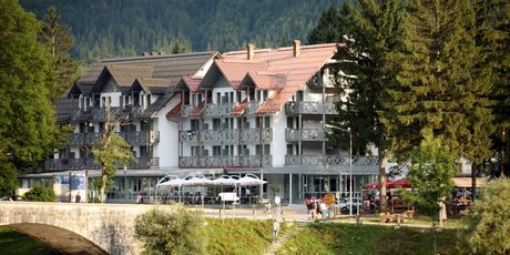Hotel se smjestio odmah uz jezero