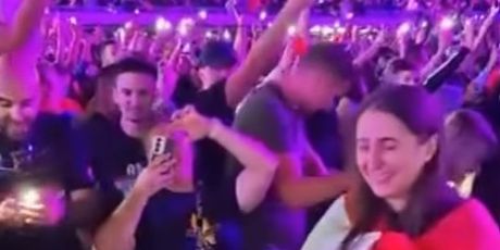 Zaruke na Thompsonovom koncertu