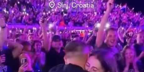 Zaruke na Thompsonovom koncertu