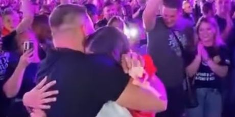 Zaruke na Thompsonovom koncertu