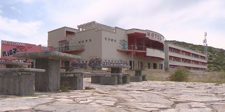 Napušteni hotel na odmorištu Marune