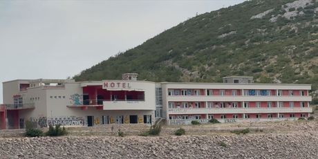 Napušteni hotel na odmorištu Marune - 1