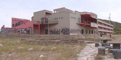 Napušteni hotel na odmorištu Marune - 2