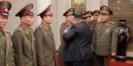 Kim Jong Un odlikovao vojnike - 1