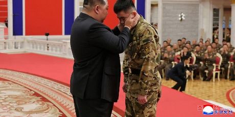 Kim Jong Un odlikovao vojnike - 2