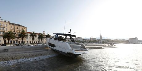 Gliser se zabio u obalu - 9