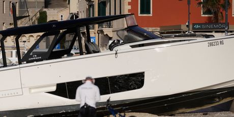 Gliser se zabio u obalu - 10