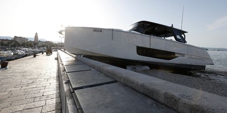 Gliser se zabio u obalu - 11