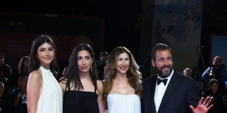 Adam Sandler s obitelji - 1