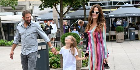 Maja Cvjetković s kćerkicom i partnerom - 1