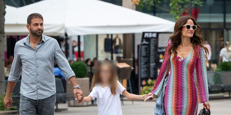 Maja Cvjetković s kćerkicom i partnerom