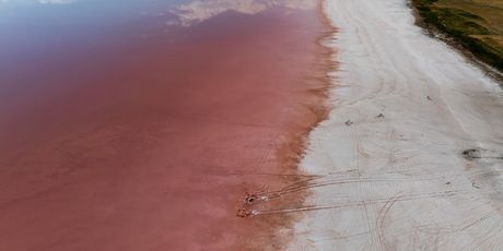 Jezero Tuz ljeti postaje ružičasto - 1