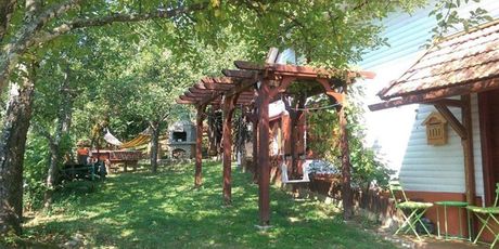Kuća okružena prekrasnom prirodom