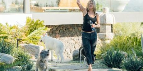 Jennifer Aniston ispred svog doma (Foto: Profimedia)