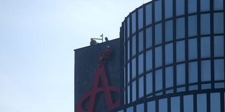 Skidanje velikog Agrokorovog znaka s vrha Ciboninog tornja (Foto: Pixell) - 2