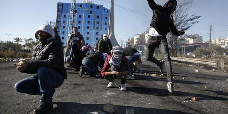 Palestinci kamenjem gađaju Izraelce (Foto: AFP)