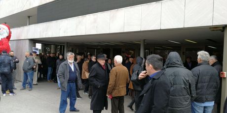 Građani ispred dvorane koji nisu uspjeli ući na komemoraciju za Praljka (Foto: Dnevnik.hr)