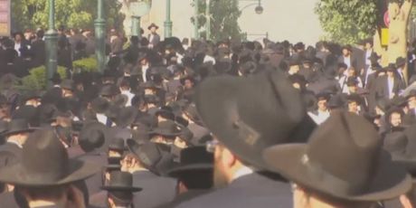Pogreb rabina Aharona Yehuda Leiba Shteinmana (Screenshot: YouTube) - 1