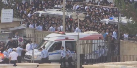 Pogreb rabina Aharona Yehuda Leiba Shteinmana (Screenshot: YouTube) - 3