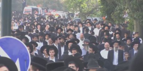 Pogreb rabina Aharona Yehuda Leiba Shteinmana (Screenshot: YouTube) - 4