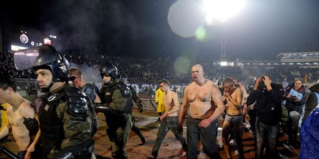 Zastrašujuće scene nakon tučnjave navijača u Beogradu (Foto: AFP)