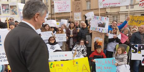 Ministar Kujundžić s prosvjednicima (Foto: Vijesti u 14h)