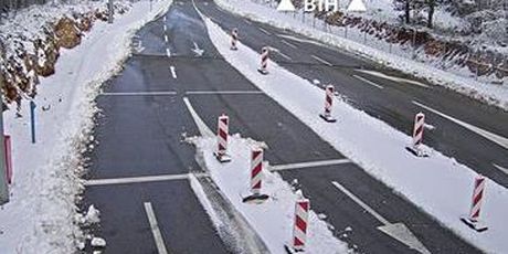 Snijeg na graničnom prijelazu Aržano (Foto: HAK)