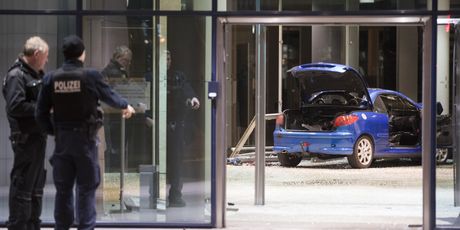Automobilom se zaletio na sjedište SPD-a (Foto: AFP)