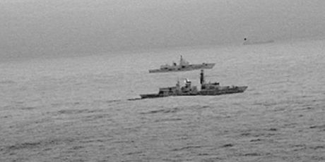 Britanski brod prati drugi brod (Screenshot Reuters)