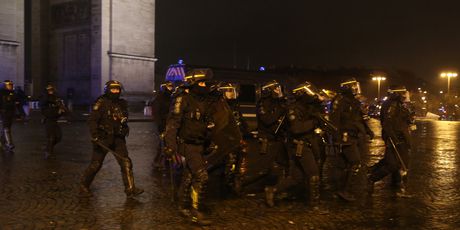 Više od 200 ljudi uhićeno tijekom prosvjeda u Parizu (Foto: AFP) - 4