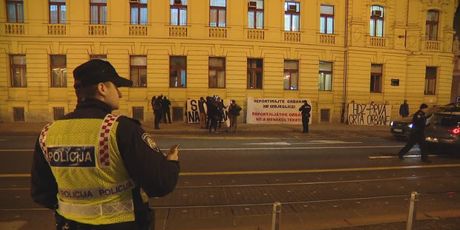 Transparent prosvjednika ispred summita Srednjoeuropske inicijative u Zagrebu (Foto: Dnevnik.hr) - 1