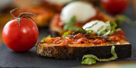 Bruskete s rajčicom i mozzarellom