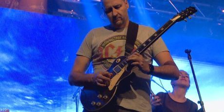 Dino Rađa zasvirao gitaru na koncertu benda Buđenje (Foto: Dnevnik.hr)