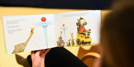 Malim pacijentima na Klinici za pedijatriju KBC-a Zagreb Zlatko Dalić čitao je slikovnicu \'Zlatkov dan za igru\' - 5