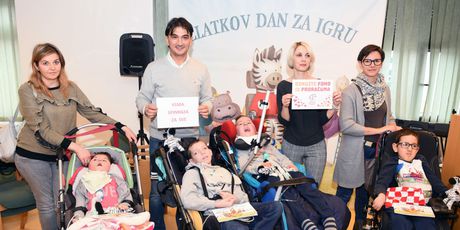 Malim pacijentima na Klinici za pedijatriju KBC-a Zagreb Zlatko Dalić čitao je slikovnicu \'Zlatkov dan za igru\' - 9