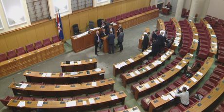 Zastupnici oporbe su blokirali odvijanje sjenice (Foto: Dnevnik.hr)