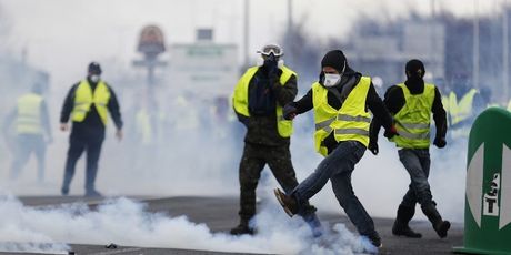 Prosvjed žutih prsluka u Parizu (Foto: AFP) - 2