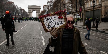 Prosvjednica u Parizu zaželio je supruzi francuskog predsjednika Brigite sretan Božić (Foto: AFP)