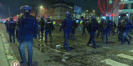 Ekipa Provjerenog sa žutim prslucima u Parizu (Foto: Dnevnik.hr) - 5