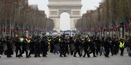 Prosvjed žutih prsluka u Parizu (Foto: AFP) - 6