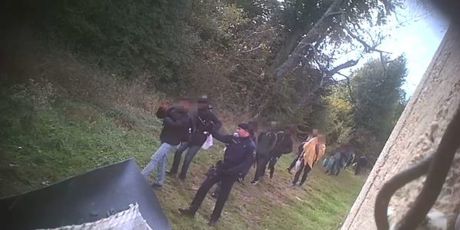 Migranti i policija na zelenoj granici s BiH (Foto: screenshot/borderviolence.eu)