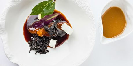 Confit od janjeće plećke poriluk tamni consommé trube