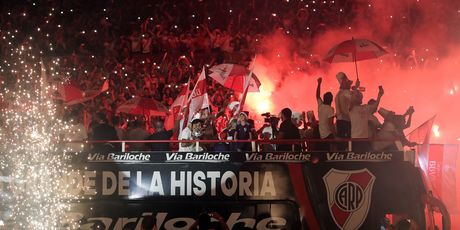 Igrači Rivera na autobusu ulaze na stadion (Foto: AFP)