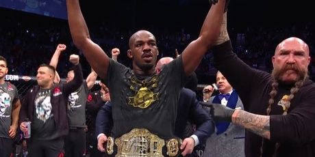 Jon Jones s pojasom