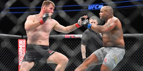 Cormier i Miočić u oktogonu (Foto: AFP)